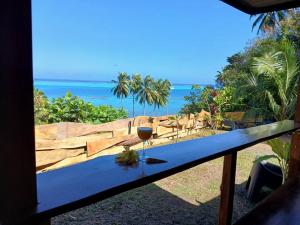 哈皮蒂Fare Ohiti, face au spot de surf de Haapiti的从度假村的阳台上欣赏海景