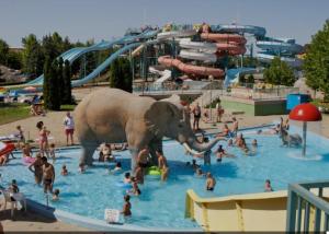 Bazén v ubytování Beach Deluxe Apartman nebo v jeho okolí