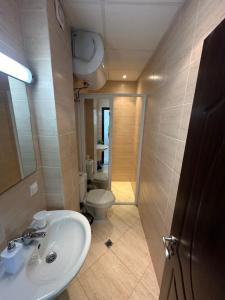 een badkamer met een wastafel en een toilet bij Apartament Savva in Byala +21 foto's