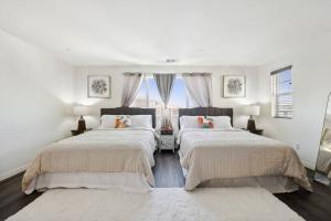 Habitación blanca con 2 camas y 2 ventanas en Entire Private 3k sqft 5-Bedroom House w Gated Yard, Garage, Nice View, Available Now, en Menifee