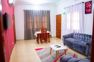a living room with a couch and a table at JRéside Belle Rouge 40m2 centre-ville in Cotonou