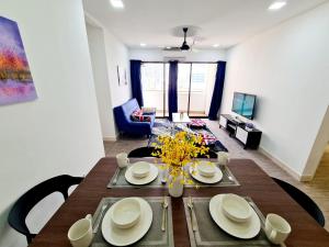 Μια τηλεόραση ή/και κέντρο ψυχαγωγίας στο Affordable 8 Guest Tropicana Thomson Hospital Kota Damansara SEGI Giza Mall Tropicana Mall Ikea The Curve One Utama