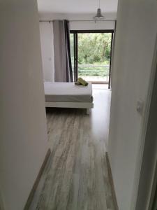 Un dormitorio con una cama y suelo de madera. en Villa Allamanda, en Flic en Flac
