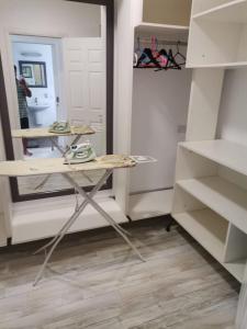 vestidor con mesa y espejo en Villa Allamanda, en Flic en Flac 2 fotos más