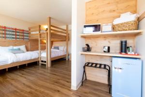 Una cama o camas en una habitación de Explorer Rest & Recreation