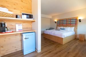 Una cama o camas en una habitación de Explorer Rest & Recreation 37 fotos más