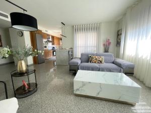 Posezení v ubytování Luxury apartment with sea views private parking and terrace