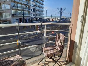 ミッデルケルケにあるResidentie Luminaの通りを望むバルコニー(テーブル、椅子付)