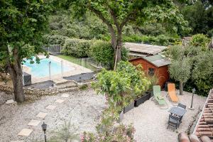 Bazén v ubytování Le Studio - cosy & fonctionnel, clim & piscine nebo v jeho okolí