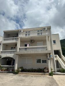 Το κτήριο όπου στεγάζεται  το διαμέρισμα