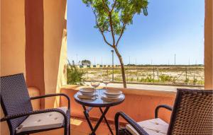 stół i krzesła na balkonie z oknem w obiekcie Awesome Apartment In Los Alcázares w mieście Los Alcázares