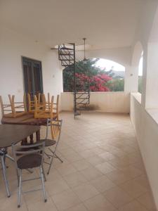 Un comedor con mesa y sillas y una ventana. en Vista mare a Trabia Serra Scirocco, en Mandra Capreria
