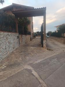 una calle vacía al lado de un edificio con una puerta en Vista mare a Trabia Serra Scirocco, en Mandra Capreria 4 fotos más