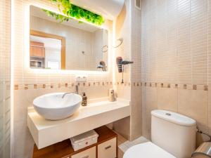 Un baño con lavabo, inodoro y espejo. en Ático de Lujo Plaza Ayuntamiento, en Valencia 36 fotos más