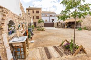 cortile con lavandino in un edificio di Agroturismo "La Bardena Blanca II" ad Arguedas