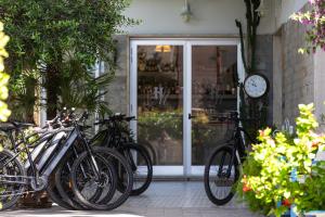 a group of bikes parked in front of a store at Hotel Massimo in Marina di Cecina