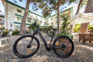 rower zaparkowany przed budynkiem w obiekcie Hotel Massimo w mieście Marina di Cecina