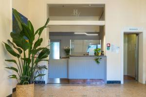 lobby biurowe z fabryką na pierwszym planie w obiekcie Hotel Massimo w mieście Marina di Cecina