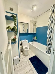 a bathroom with a toilet and a tub and a sink at SPACIEUX DUPLEX PRES DES QUAIS DE SEINE LINGE MAISON FOURNI PARKING GRATUIT 4 CHAMBRES bienvenue à vous in Rouen