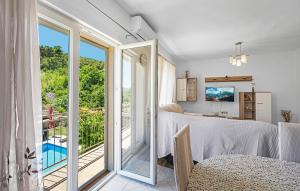Balkón alebo terasa v ubytovaní Four-Bedroom Holiday Home In Slivno