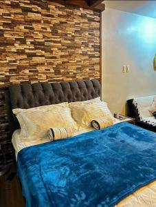 Ένα ή περισσότερα κρεβάτια σε δωμάτιο στο Relaxing Room with Pool & Playground Near SkyRanch +36 φωτογραφίες