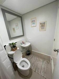 Ένα μπάνιο στο Relaxing Room with Pool & Playground Near SkyRanch