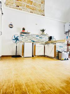 Habitación vacía con cocina y ventilador. en Sicilia biedda casa vacanze, en Terrasini