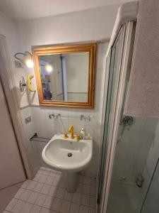 Koupelna v ubytování Casa dei gelsomini + 14 fotografií