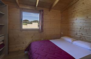 Postel nebo postele na pokoji v ubytování Bungalows - Càmping El Solsonès + 37 fotografií