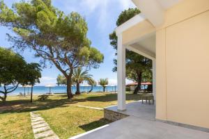 una casa con vista sulla spiaggia di Mimoza Beach ad Argásion