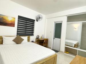 Postel nebo postele na pokoji v ubytování Ngọc Anh Hotel