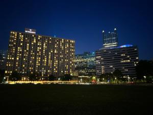 Foto sihtkohas Pittsburgh asuva majutusasutuse Sprawling Stadium Views TOP LOCATION BEST VIEWS 24-7 Gym Lounge Roku galeriist
