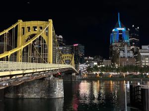 Foto sihtkohas Pittsburgh asuva majutusasutuse Sprawling Stadium Views TOP LOCATION BEST VIEWS 24-7 Gym Lounge Roku galeriist