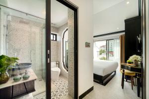 Koupelna v ubytování Rokas Hoi An Boutique Hotel