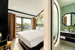 Postel nebo postele na pokoji v ubytování Rokas Hoi An Boutique Hotel