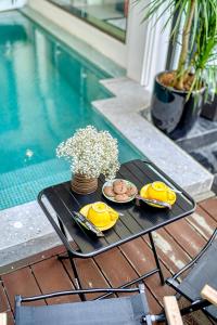 Bazén v ubytování Rokas Hoi An Boutique Hotel nebo v jeho okolí