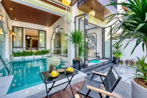 Bazén v ubytování Rokas Hoi An Boutique Hotel nebo v jeho okolí