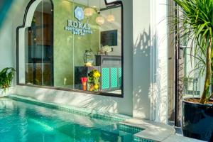 Bazén v ubytování Rokas Hoi An Boutique Hotel nebo v jeho okolí