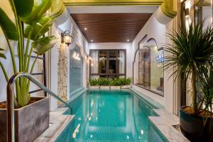 Bazén v ubytování Rokas Hoi An Boutique Hotel nebo v jeho okolí
