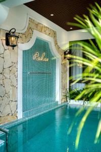 Bazén v ubytování Rokas Hoi An Boutique Hotel nebo v jeho okolí