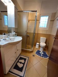 Koupelna v ubytování Home Himara + 35 fotografií