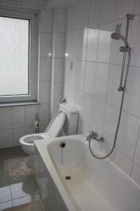 a bathroom with a toilet and a bath tub at Zwei-Zimmer-Wohnung im Zentrum in Dortmund