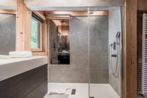 Bilik mandi di Chalet Hygge - Piscine - Calme +27 gambar