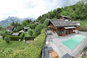 サン・ジェルヴェ・レ・バンにあるChalet Hygge - Piscine - Calmeのプール付きの家の航空写真