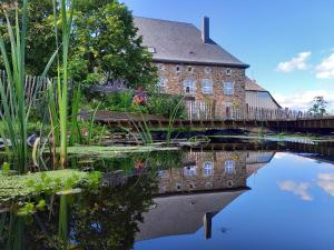 特鲁瓦蓬Gîte Kaleo Wanne的一座横跨水面的桥梁的建筑