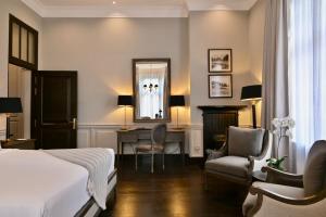 Ένα ή περισσότερα κρεβάτια σε δωμάτιο στο The Grand Hotel - Heritage Grand