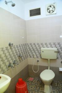 a bathroom with a toilet and a sink at Dean Dale Cottages in Thekkady