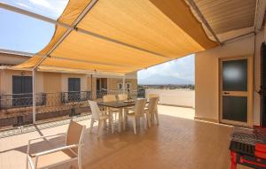 un patio con tavolo e sedie su un balcone di Nice Apartment In Angri With Wifi ad Angri
