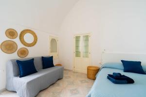 een slaapkamer met 2 bedden en een bank bij BluMarine by Vivimy in Gallipoli