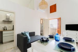 een woonkamer met een tafel met blauwe platen bij BluMarine by Vivimy in Gallipoli